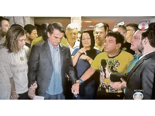INÉDITA. Jair Bolsonaro y el pasor Magno Malta rezando tras el triunfo electoral del domingo.