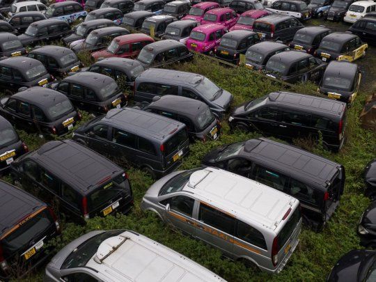 Con un centro urbano desierto debido al segundo confinamiento, la mayoría de taxistas que alquilaban su coche han decidido devolverlos.