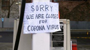 “Perdón, estamos cerrados por el coronavirus”, dice un cartel en Estados Unidos.