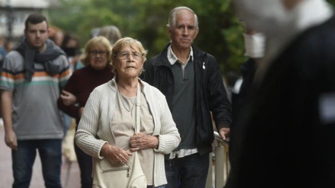 Usuarios de transporte, energia y beneficiarios de la AUH financian la suba del gasto previsional.