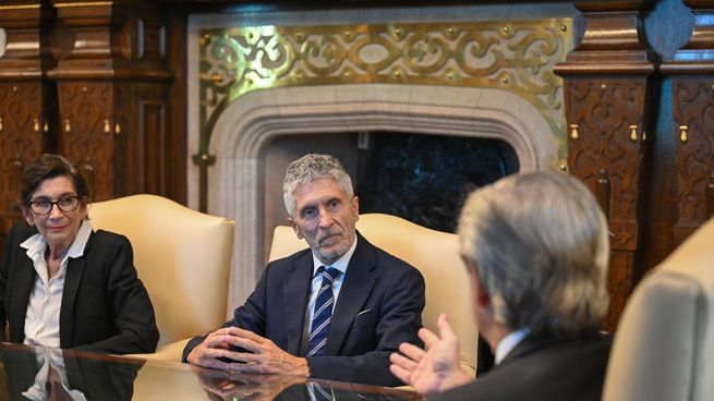 El Presidente junto a la embajadora de España en Argentina, María Jesús Alonso Jiménez y el ministro del Interior del Gobierno español, Fernando Grande-Marlaska.