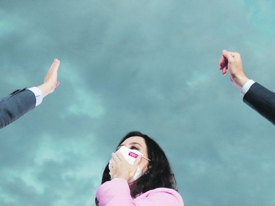 POR LA REVÁLIDA. Isabel Díaz Ayuso se juega hoy la reelección al frente de la autonomía madrileña. Según sus críticos, la conservadora se apresta a llevar a la derecha tradicional hacia un curso populista.