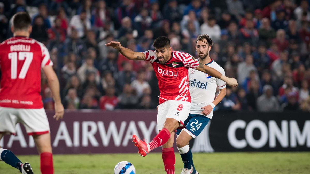 Students took a point in Montevideo that keeps them on top