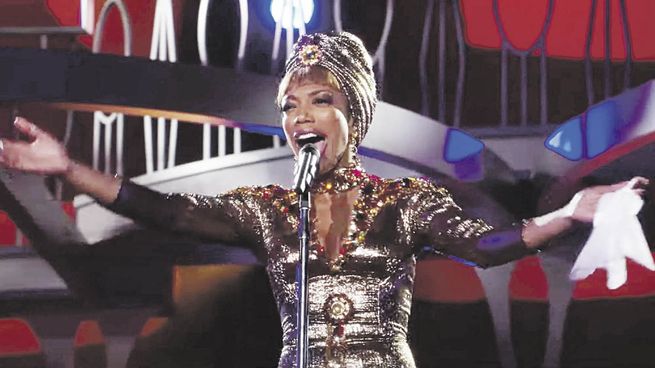 naomi ackie. La actriz le da vida a Whitney Houston en la nueva biopic.