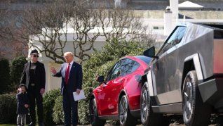 Elon Musk, Donald Trump y el Tesla rojo