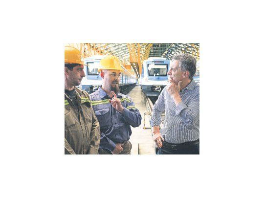 Encuentro. Lo mantuvo ayer Macri con operarios de los talleres ferroviarios de Llavallol.
