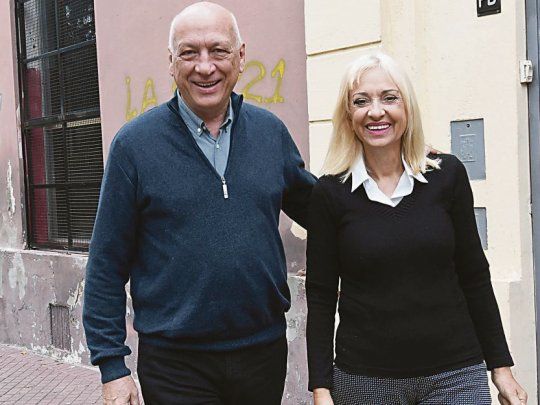 CONFIANZA. Antonio Bonfatti, el gran ganador individual de la jornada junto a Miguel Lifschitz, llega al lugar de votación acompañado por su esposa, Silvia Tróccoli.&nbsp;