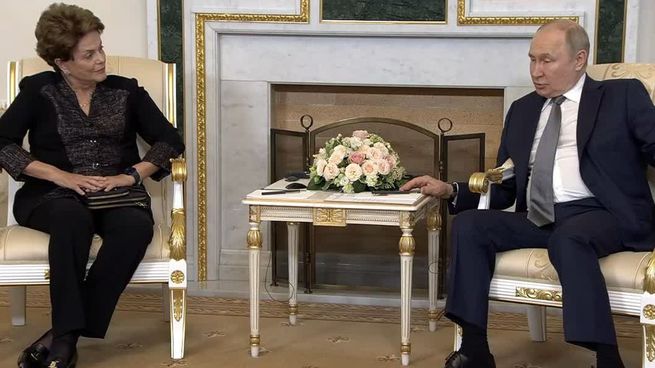 La expresidenta de Brasil y actual titular del Nuevo Banco de Desarrollo, Dilma Rousseff, visitó al presidente de Rusia, Vladimir Putin. 