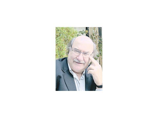 Antonio Skármeta, ganador del Premio Iberoamericano Planeta-Casa de América 2011, dice que los «premios dan más visibilidad al libro y no hay nada que desee más un escritor, aunque alguno lo niegue, que su obra sea leída».