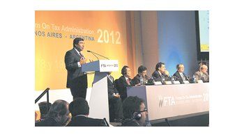 ámbito.com | El titular de la AFIP, Ricardo Echegaray, dijo en el Foro de la OCDE que terminó ayer en Buenos Aires que el nuevo régimen de declaración anticipada para importar es parte de la «sintonía fina» de la que habló Cristina de Kirchner al asumir.