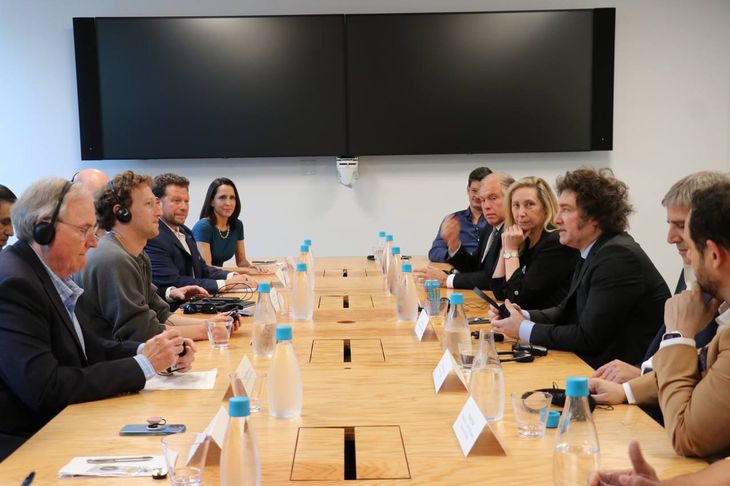 Javier Milei y la comitiva argentina junto a Mark Zuckerberg en Meta Platform. 