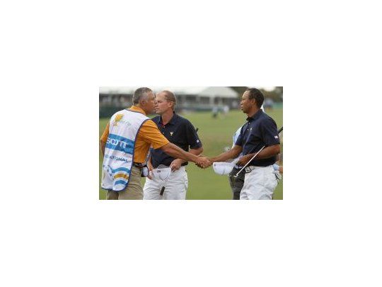 Saludo de protocolo. Woods y Williams se estrechan la mano antes del partido.