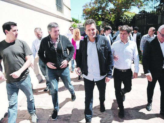 Unidos. &ldquo;Wado&rdquo;, M&aacute;ximo, Massa, Kicillof y el anfitri&oacute;n, Julio Zamora, juntos ayer en Tigre con intendentes PJ.