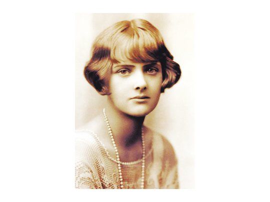 Daphne du Maurier escribió novelas famosas como «Rebecca» y «Los pájaros», ambas llevadas al cine por Alfred Hitchcock.
