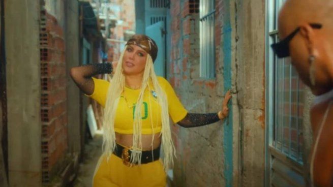 Wanda Nara en el videoclip de “O Bicho Vai Pegar”.