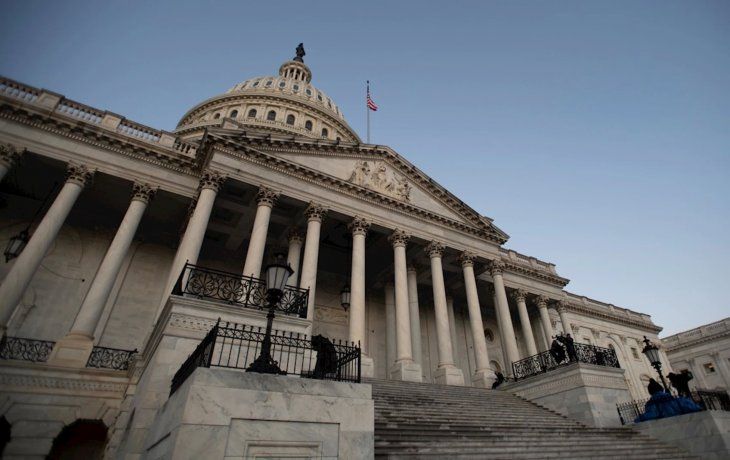 Un hombre muere tras estrellar su auto y disparar cerca del Capitolio de EEUU
