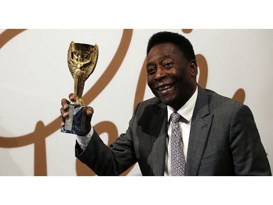 La copa Jules Rimet y Pelé.