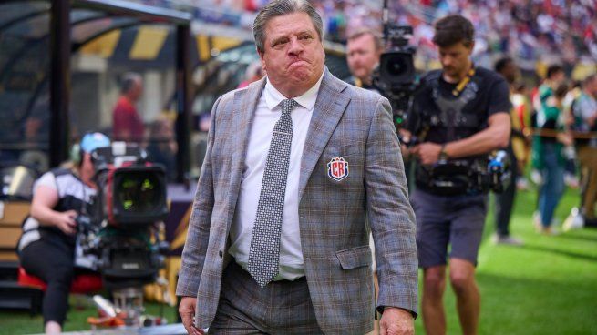 El Piojo Miguel Herrera no pudo clasificar a Costa Rica para el Mundial y recibió una vez mas el apoyo de su hija Mishelle en las redes sociales.