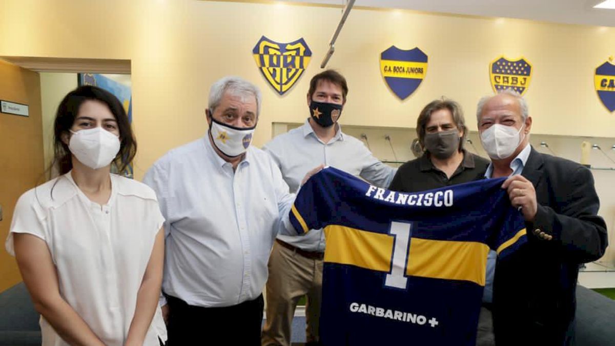 Boca fired Pope Francis on his networks: the story of his partner Xeneize card and the signed shirt
