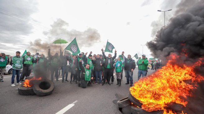 Manifestantes bloquean los accesos al aeropuerto de Córdoba.