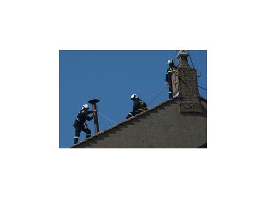 Trabajadores del Vaticano colocaron la chimenea en el techo de la Capilla Sixtina.