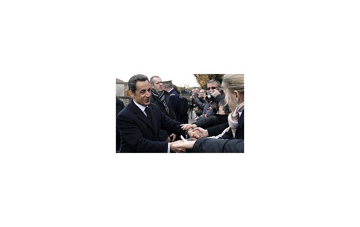 El presidente francés publicó en el diario oficial la ley que eleva dos años la edad de jubilación