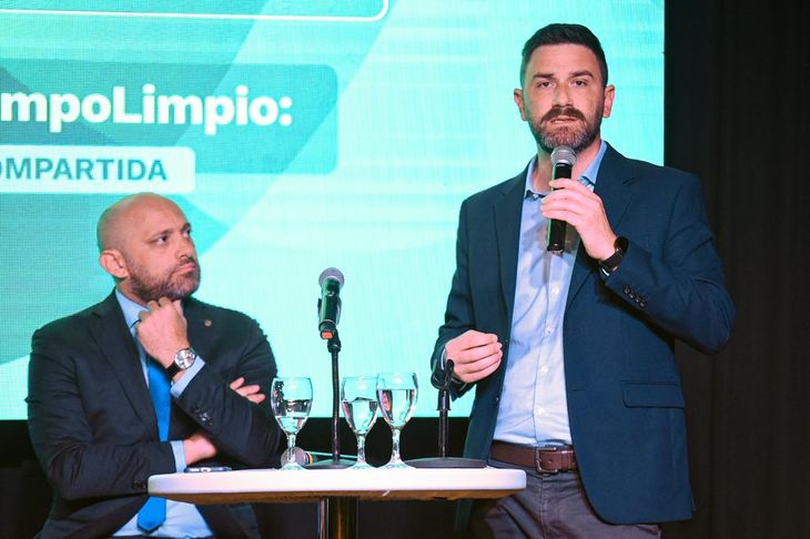 Enrique Estevez, ministro de Ambiente y Cambio Climático de Santa Fe toma la palabra. Enrique Estevez, ministro de Ambiente y Cambio Climático de Santa Fe toma la palabra.