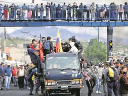 Miles de indígenas bloquean Quito.