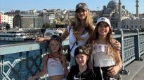 La China con sus tres hijos ahora mismo en Turquía.