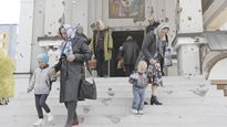 Plegaria. Ucranianos se retiran de una iglesia de Mariúpol tras asistir a un servicio por la Pascua Ortodoxa.