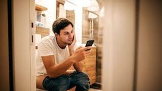 Un estudio científico advirtió que usar el celular mientras se está sentado en el inodoro puede elevar el riesgo de desarrollar hemorroides. Un estudio científico advirtió que usar el celular mientras se está sentado en el inodoro puede elevar el riesgo de desarrollar hemorroides.