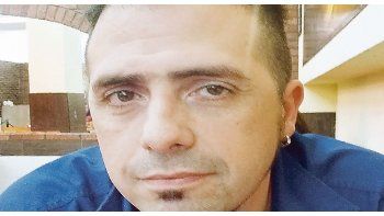ámbito.com | Kike Ferrari. Con su uniforme de trabajo en Metrovías, un empleo que no deja pese a las mieles del éxito literario internacional.