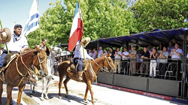 La Fiesta de la Patria Gaucha cerró sus celebraciones con el desfile y jineteada de este sábado, aunque las actividades continuarán este domingo.