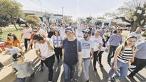 Peronismo. El candidato oficialista Adán Bahl encabezó una caminata en Entre Ríos por el Día de la Lealtad junto a militantes.