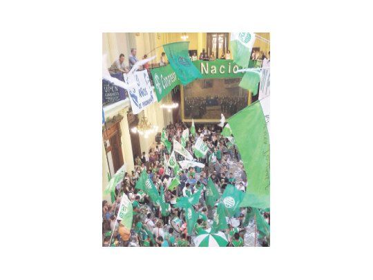 El gremio de trabajadores legislativos tomó ayer las salas de la Cámara de Diputados para protestar contra un presunto recorte de la planta permanente de empleados del Congreso.