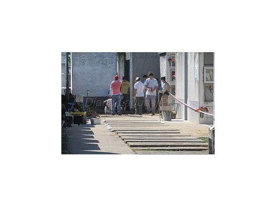 El Equipo Argentino de Antropología Forense realiza trabajos de excavaciones y exhumaciones de restos óseos de 29 sepulturas en el cementerio de la ciudad santafesina de Laguna Paiva. (foto: gentileza Diario Laguna Paiva)