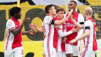 En el centro del festejo, Nicolás Tagliafico. Ajax y un impresionante 13-0 ante Venlo.