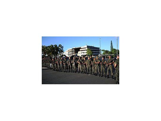 Los militares cercaron la Asamble Legislativa y consiguieron la rendición de los policías amotinados.