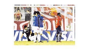 El contraste. Los jugadores de Godoy Cruz festejan y sufren los de Independiente, casi una constante de un equipo que no encuentra el rumbo.