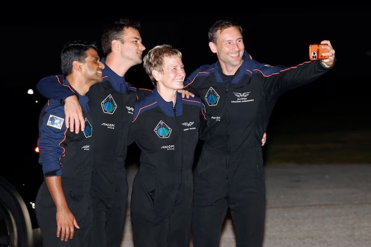 La tripulación del Falcon 9 de SpaceX, Shubhanshu Shukla de la Organización India de Investigación Espacial antes de partir para un lanzamiento a la Estación Espacial Internacional en el Centro Espacial Kennedy en Cabo Cañaveral, Florida, este martes. 