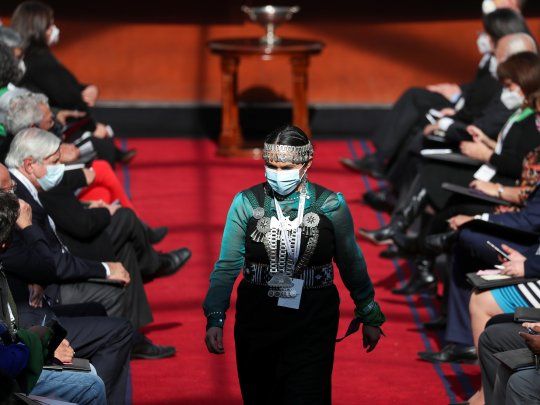 Diversidad. Una delegada constituyente indígena ingresa al predio de las deliberaciones en Santiago, en la primera jornada de la Convención. Una serie de manifestaciones y disturbios demoró la inauguración del cuerpo, que deliberará a lo largo de los próximos meses.