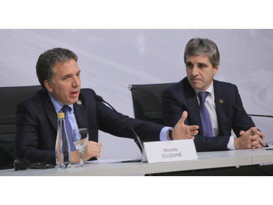 Cumbre custodiada. Un fuerte operativo de seguridad rodeó a los participantes del encuentro que se llevó a cabo en el Centro de Exposiciones y Convenciones, al lado de la Facultad de Derecho. Dujovne y Caputo brindaron la conferencia de prensa final. La plana mayor del Gobierno en la bilateral con el secretario del Tesoro de EE.UU.