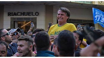 ámbito.com | Jair Bolsonaro, segundos después del ataque en Minas Gerais.