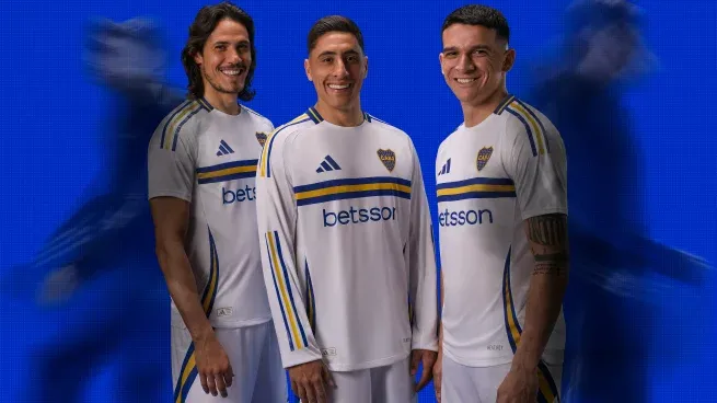 Cavani, Merentiel y Blanco posando con la nueva camiseta de Boca