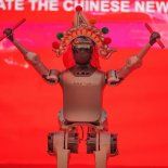 En el último tiempo, China se ha encargado de intensificar sus esfuerzos para desarrollar mejores robots que puedan realizar distintas actividades, impulsados por inteligencia artificial y con menor intervención humana. En el último tiempo, China se ha encargado de intensificar sus esfuerzos para desarrollar mejores robots que puedan realizar distintas actividades, impulsados por inteligencia artificial y con menor intervención humana.
