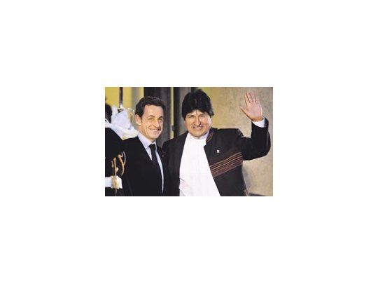 Evo Morales fue recibido ayer por el presidente francés, Nicolas Sarkozy, quien le brindó respaldo. El boliviano celebró como propio el referendo pro reelección de su aliado Hugo Chávez.