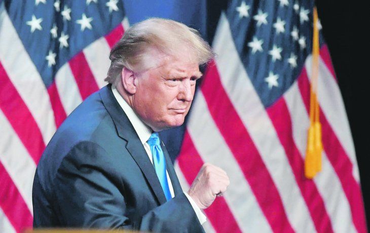 El presidente trump vio diezmada su popularidad por su manejo de la crisis del coronavirus.