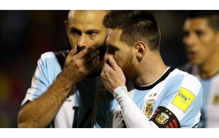 Mascherano, hablando en secreto con Messi.
