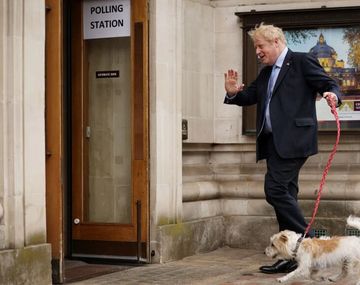 El primer ministro británico, Boris Johnson, al momento de votar en Londres.