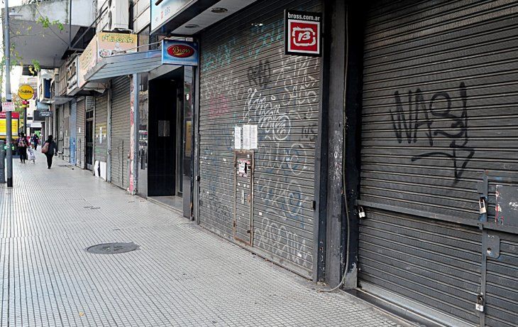 El derrumbe de la actividad impacta en corredores históricos para la venta de indumentaria como Avellaneda y Cabildo, que muestran un aumento marcado de locales vacíos. El derrumbe de la actividad impacta en corredores históricos para la venta de indumentaria como Avellaneda y Cabildo, que muestran un aumento marcado de locales vacíos.